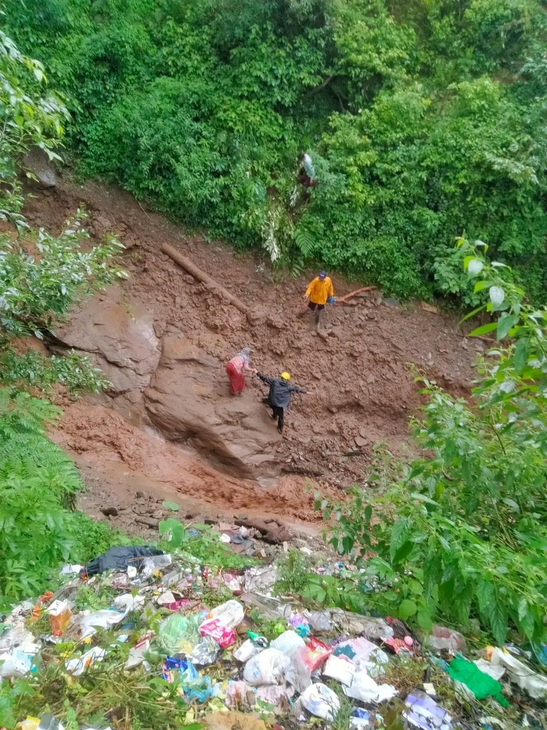 टिहरी गढ़वाल के बैलगढ़ी गांव में उफनते नाले के बीच महिला का रोप रेस्क्यू करती SDRF टीम