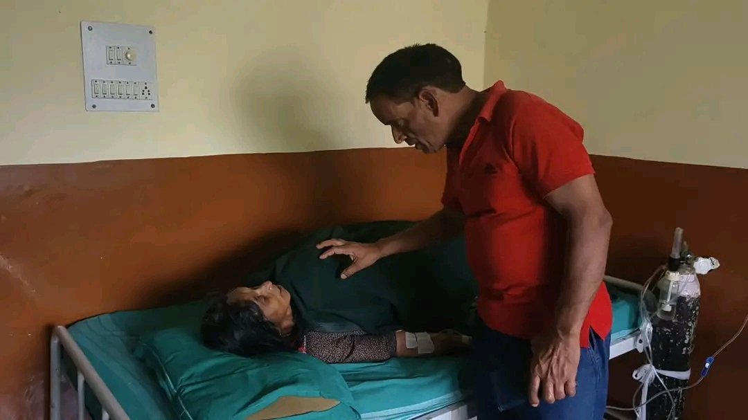 बनचौरा अति प्राथमिक स्वास्थ्य केंद्र में जंगली मशरूम खाने से बीमार हुई महिला का उपचार करते चिकित्सक (सांकेतिक चित्र)
