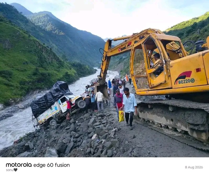 गंगोत्री हाईवे पापड़ गाड के पास गंगा नदी की ओर गिरा कांवड़ियों से भरा पिकअप वाहन