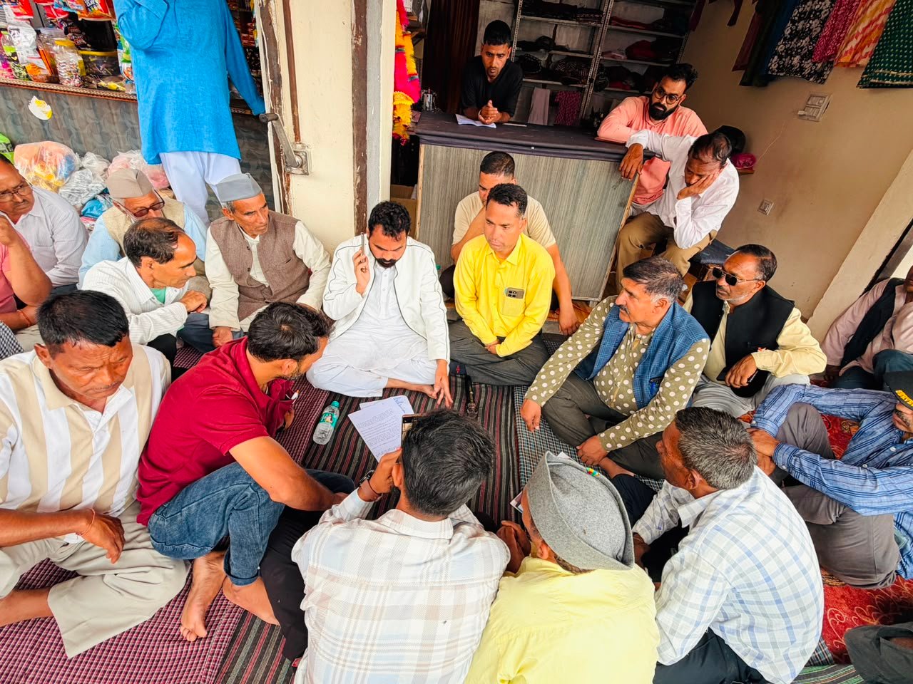 BDH जन मंच के धरना स्थल बनचौरा में पूर्व जिला पंचायत अध्यक्ष दीपक बिजल्वाण आंदोलन को समर्थन देते हुए