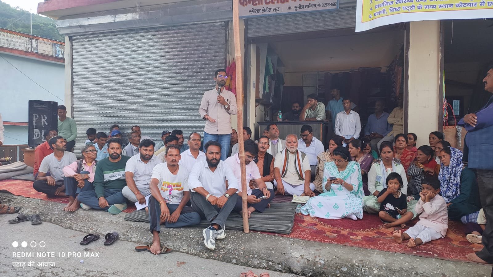 बनचौरा में BDH जनमंच के धरना स्थल पर आंदोलनकारियों से वार्ता करते एडीएम मुक्ता मिश्र और राज्यमंत्री रामसुंदर नौटियाल