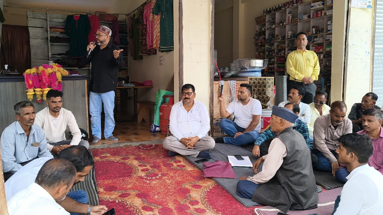 बनचौरा में पांच मांगों को लेकर छठवें दिन धरना देते BDH जन मंच के पदाधिकारी और क्षेत्रवासी
