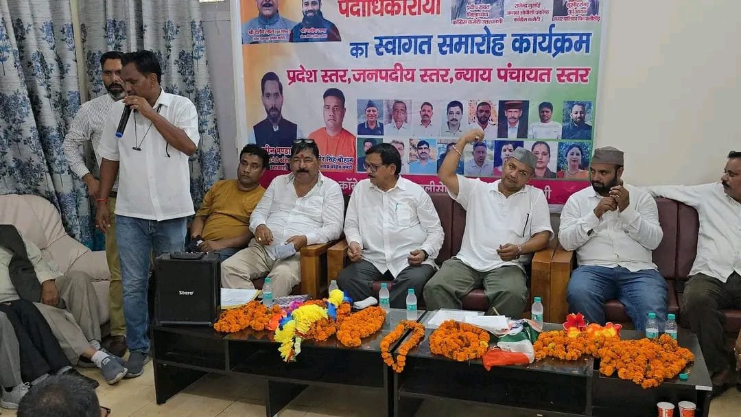 चिन्यालीसौड़ गेस्ट हाउस में कांग्रेस पदाधिकारियों एवं कार्यकर्ताओं के सम्मान समारोह में मौजूद पार्टी कार्यकर्ता